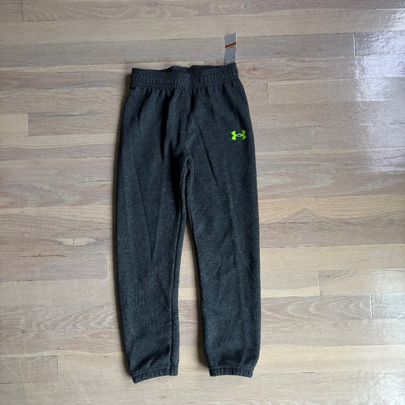 Boys grey Under Armour logo jogger sweatpants size 7 nwt - Picture 1 of 2